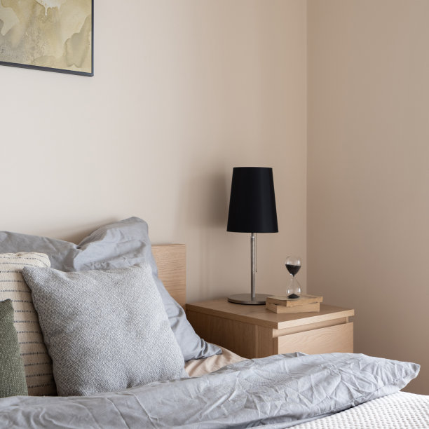 木床头柜上黑色的灯，特写镜头图片下载