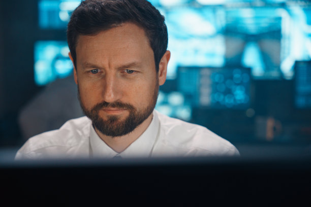 一个英俊的成年男子的肖像，留着胡子的40岁。图片下载