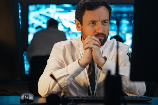 中央银行的保安部门使用户外监控摄像头来监控银行的秩序和保护。图片下载