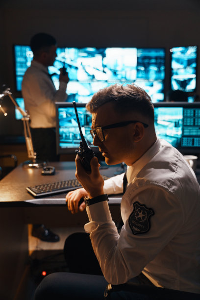 安全官员通过对讲机与外面的安全哨所通话。图片下载