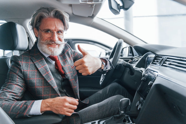 快乐的时尚老人与灰色头发和胡子显示拇指向上图片下载