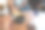 一个男人和一个女人在咖啡馆碰杯图片下载