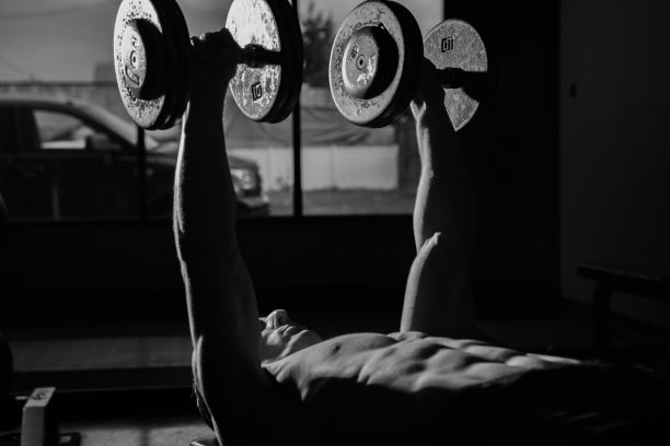 在健身房锻炼的肌肉男图片下载