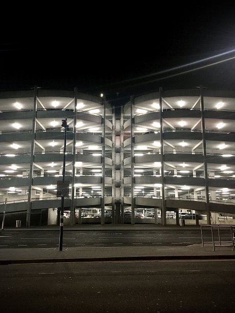 对称的停车场图片下载