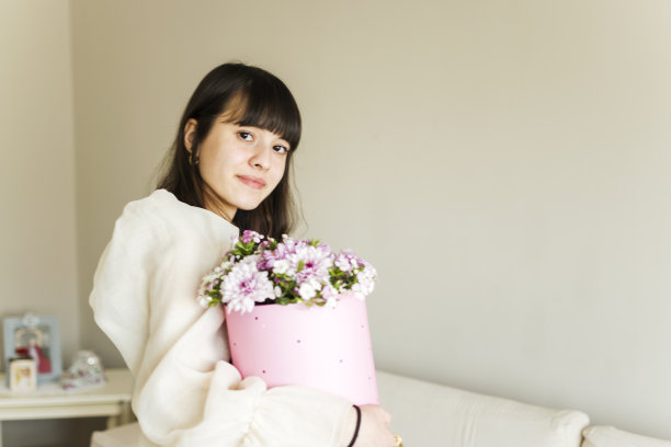 少女的幸福与她的花图片下载