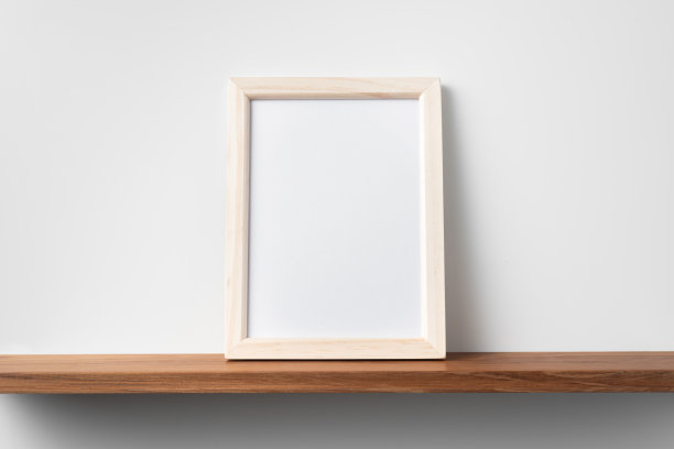 书架和墙上的垂直棕色木纹照片图片下载