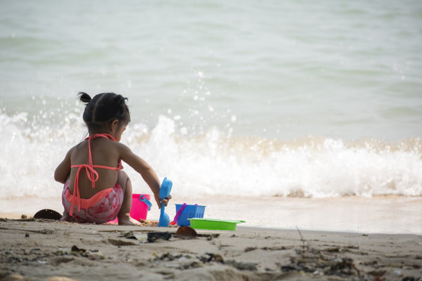 亚洲小女孩有乐趣和旅游年轻妇女旅游夏天在海滩上。放松户外目的地休闲旅游图片下载