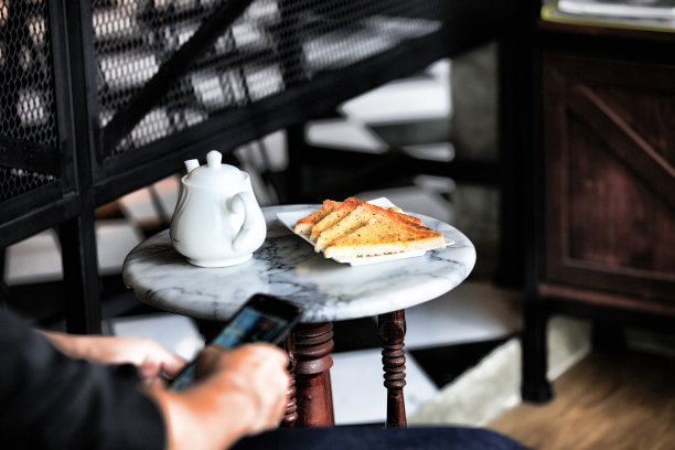 休息时间供应热茶和烤面包图片下载