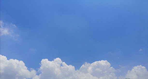 蓝天白云自然背景，适合抄写短信的空间构思图片下载