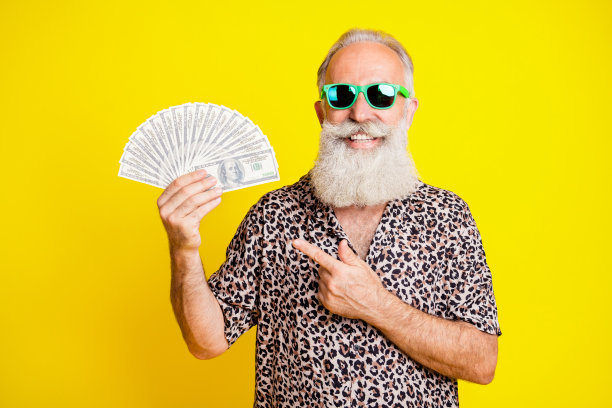 富老头的照片拿着扇子现金表明手指戴墨镜豹纹衬衫孤立黄色背景图片下载