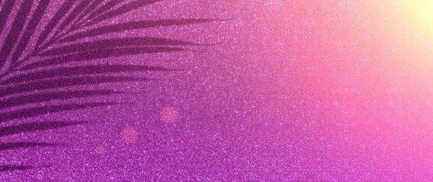 闪闪发光的热带旗帜背景。在彩色发光的闪闪发光的背景上的热带棕榈树的树枝的影子。派对，魅力，庆祝，美丽，时尚概念图片下载