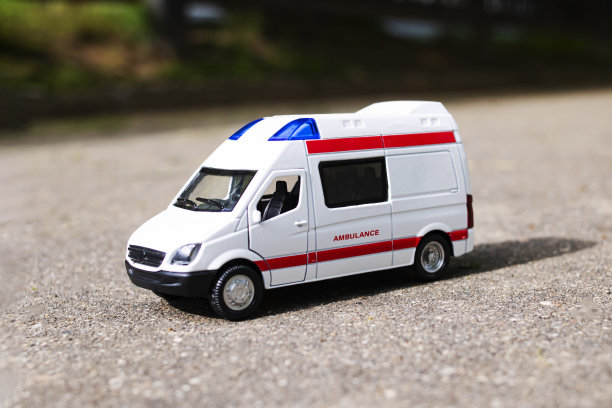 救护车行驶在柏油路上图片下载