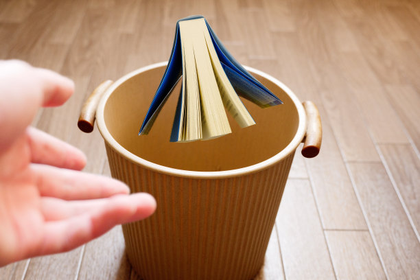 把你读过的旧书扔进垃圾桶图片下载