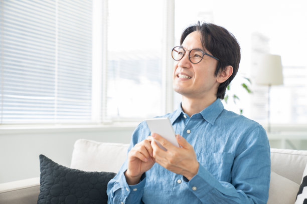 使用智能手机的中年男子图片下载