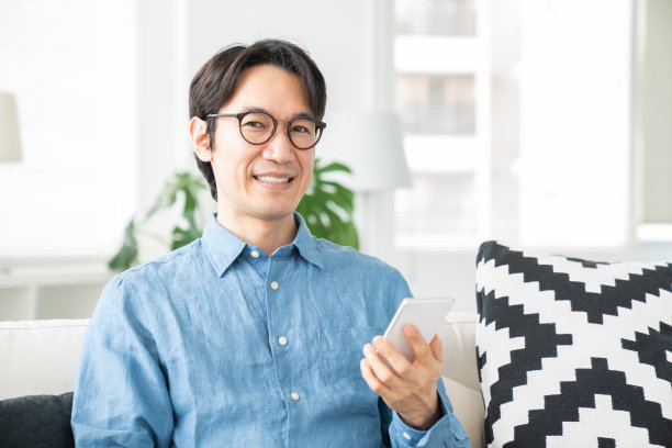 使用智能手机的中年男子图片下载