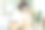 年轻女子花时间在家里图片下载