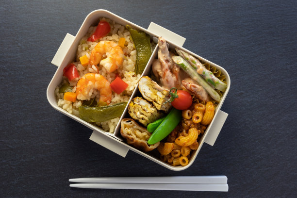 虾肉抓饭午餐(方形，黑色背景)图片下载