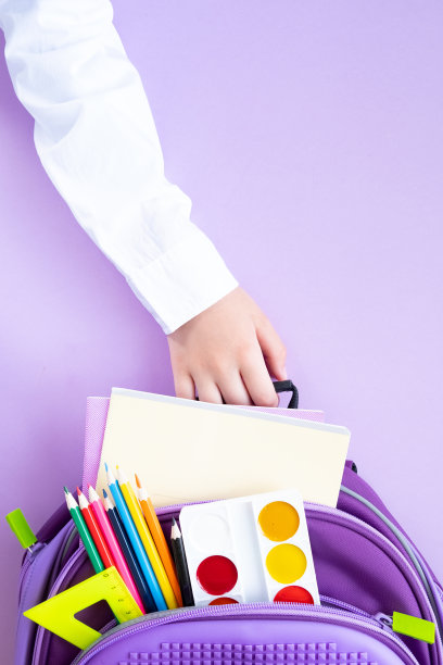 回到学校的概念。书包和学习用品。图片下载