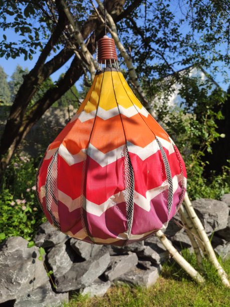 美丽的彩色向上翻转的热气球形状的风车图片下载