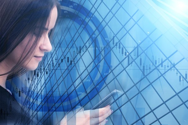 女商人用电话、金融和经济支持商业公司的战略选择和专业的贸易投资管理理念图片下载