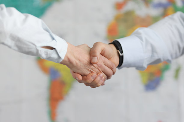 商务人士握手的背景世界地图的世界图片下载