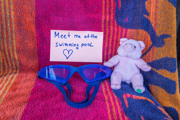 在游泳池见面图片下载