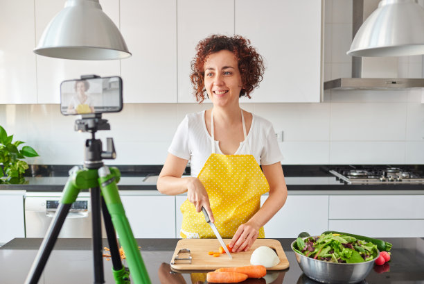 年轻的博主和网红录制关于健康食品的视频内容图片下载