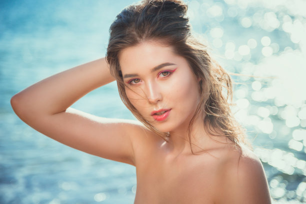 快乐无忧无虑的女人在海滩上享受美丽的日落图片下载