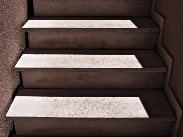 混凝土楼梯上的光影(欧洲，意大利，马尔凯)图片下载