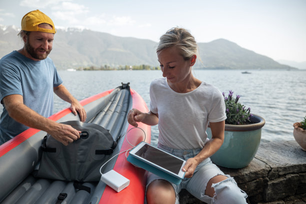 夫妇在户外使用无线技术图片下载