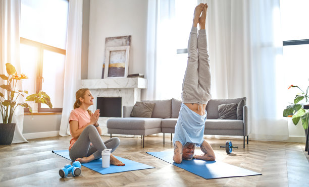 家庭中的成熟夫妇图片下载