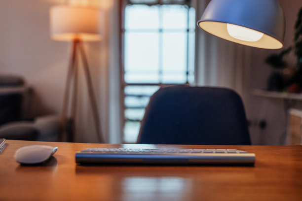 电脑键盘和鼠标放在木桌上图片下载