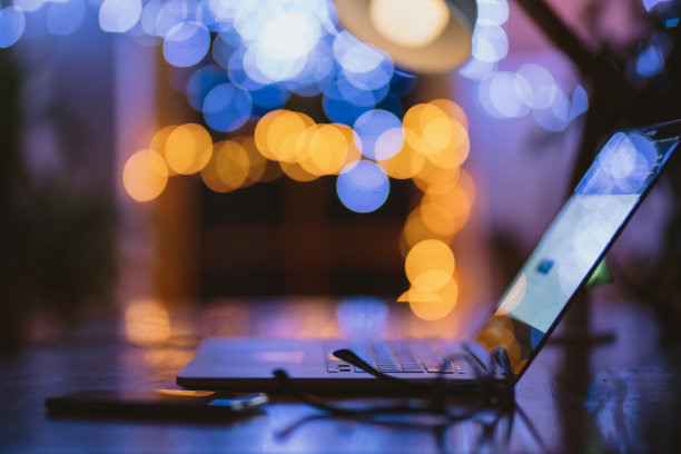 桌上放着带手机的眼镜和笔记本电脑图片下载