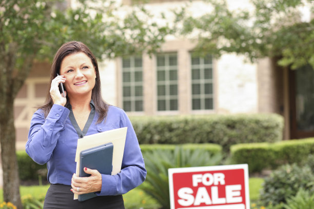 挂牌出售新房的房地产经纪人。图片下载