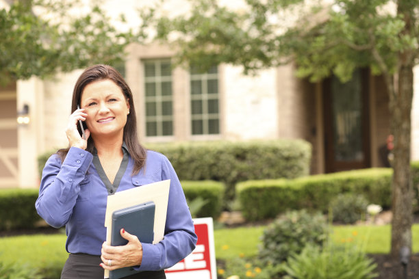 挂牌出售新房的房地产经纪人。图片下载