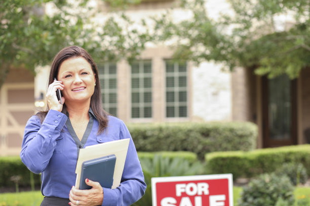 挂牌出售新房的房地产经纪人。图片下载