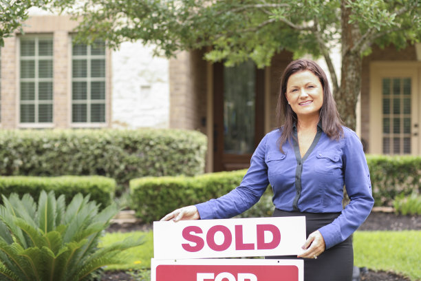 房地产经纪人卖新房。图片下载