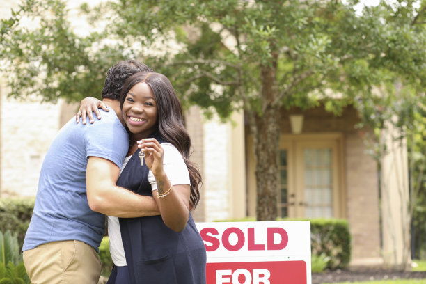 兴奋的年轻夫妇买房子。图片下载