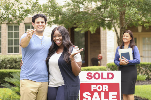 房地产经纪人和年轻夫妇买房。图片下载