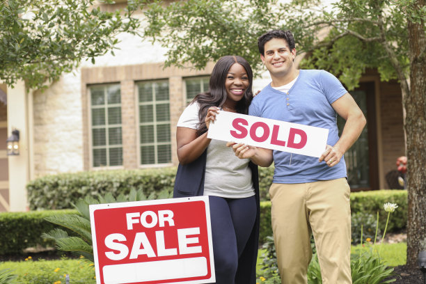 兴奋的年轻夫妇购买了他们的第一套房子。图片下载