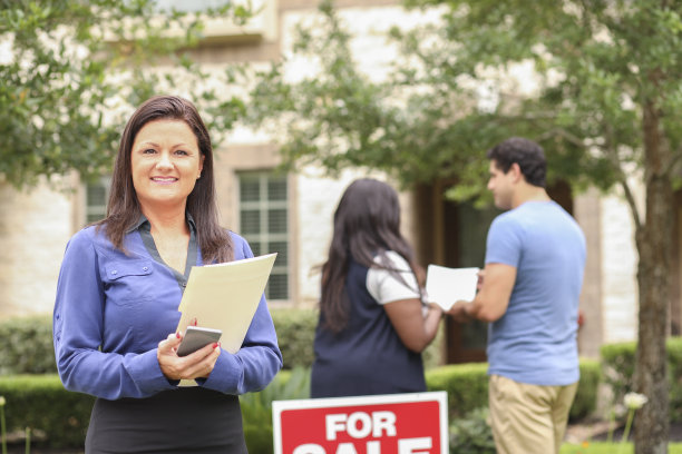 房地产经纪人和年轻夫妇买房。图片下载
