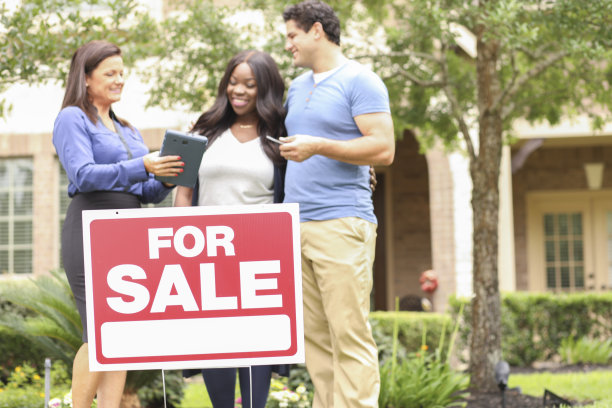 房地产经纪人和年轻夫妇买房。图片下载