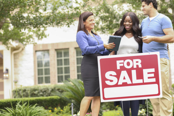 房地产经纪人和年轻夫妇买房。图片下载