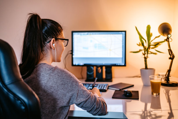 女性创作数码艺术品图片下载