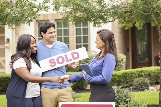 房地产经纪人和年轻夫妇买房。图片下载