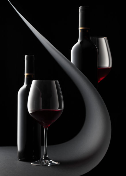 一瓶和一杯红酒。图片下载
