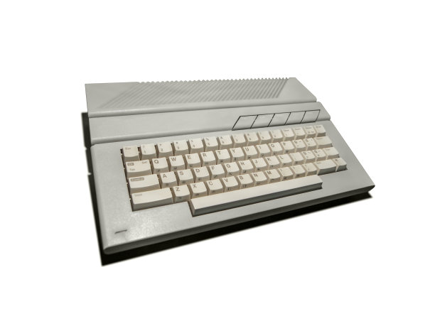 老式的灰色键盘。旧办公设备。过去的计算机技术。孤立在白色背景上。图片下载