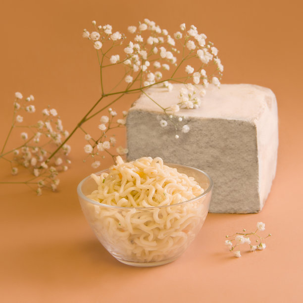 棕色背景的碗里的面条。现代风格。有机图片下载