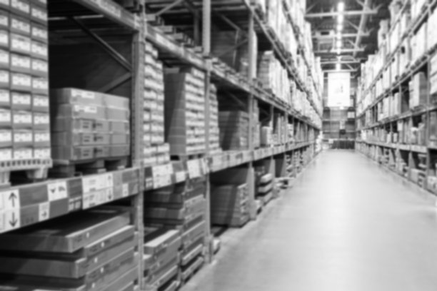 商店仓库或工厂仓库的黑白散焦图像。工业的主题。图片下载