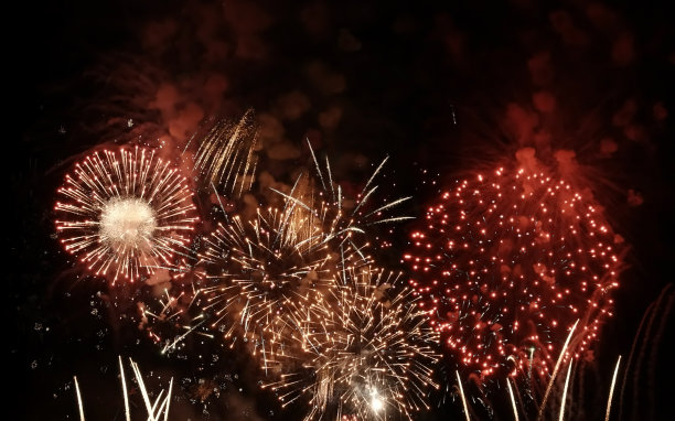 彩色明亮的烟花孤立在黑色的背景。图片下载